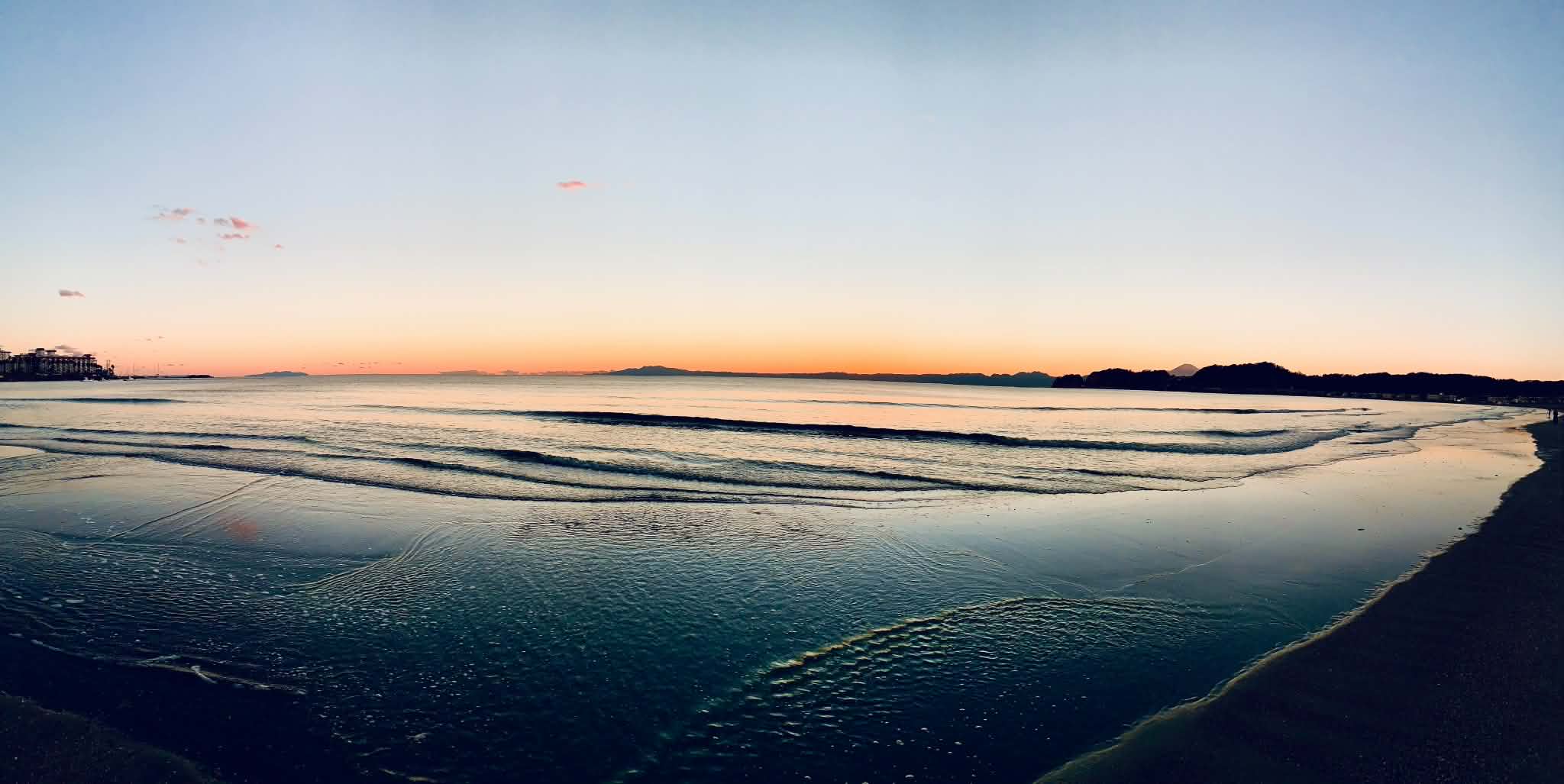 海辺の静かな朝の風景